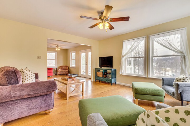 Family Home w / Game Room & Decks in Etlan!