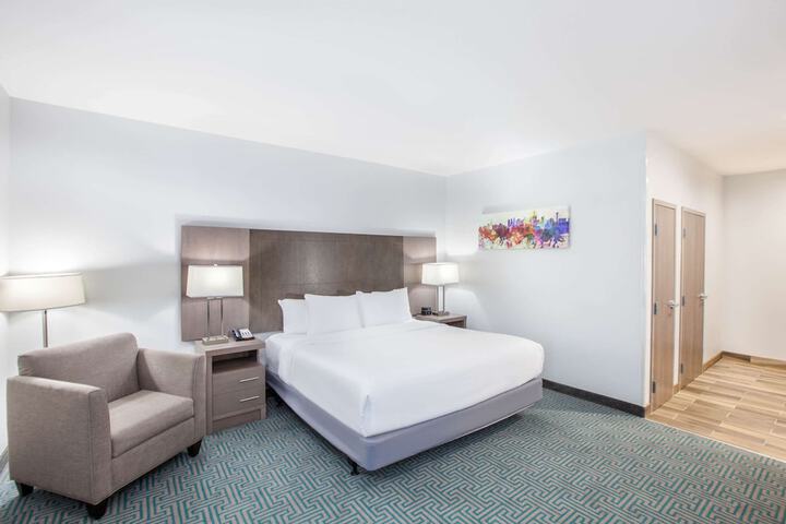La Quinta Inn & Suites by Wyndham Dallas Duncanville