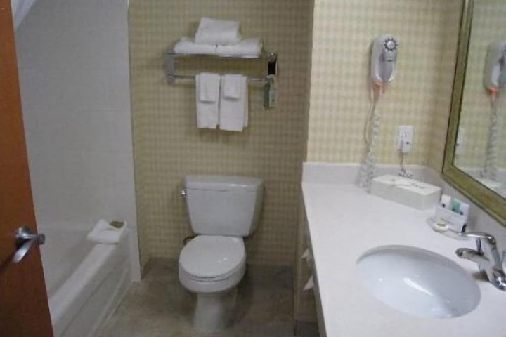 Days Inn & Suites by Wyndham Edmonton Airport