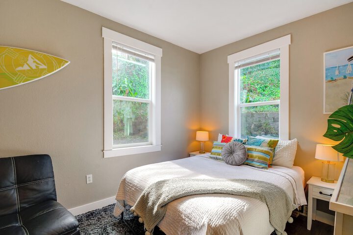 Gig Harbor House w / Private Beach + Views!