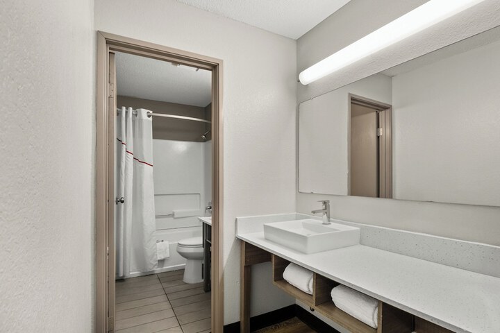 Red Roof Inn PLUS+ Belleville