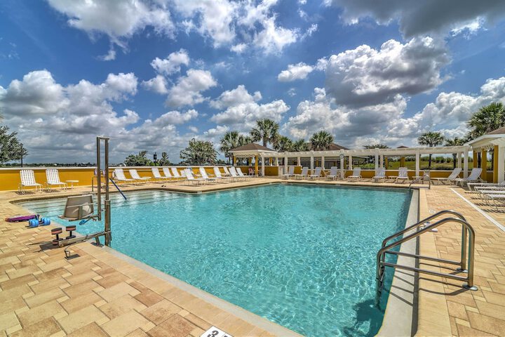 Sun-soaked Retreat in The Villages w / Grill!