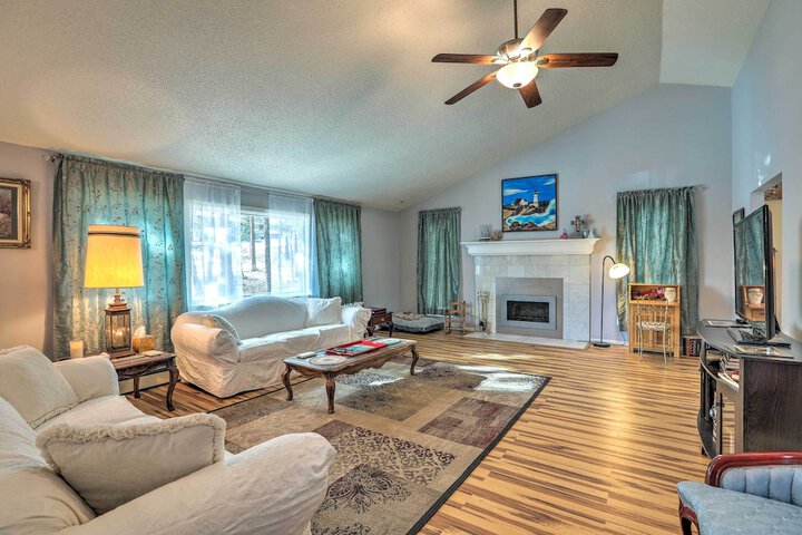 Scenic Woodland Park Cottage w / Deck + Grill!