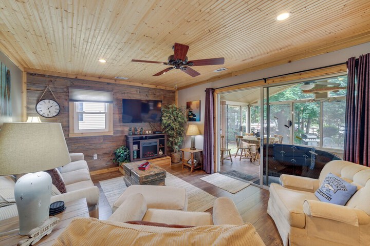 Lakefront Cottage w / Deck Near Indiana Beach!