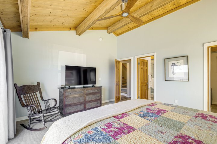 Bayfront Home w / Private Beach in Poulsbo!