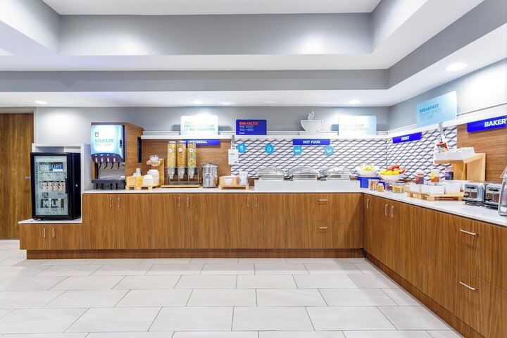 Holiday Inn Express & Suites Lancaster by IHG