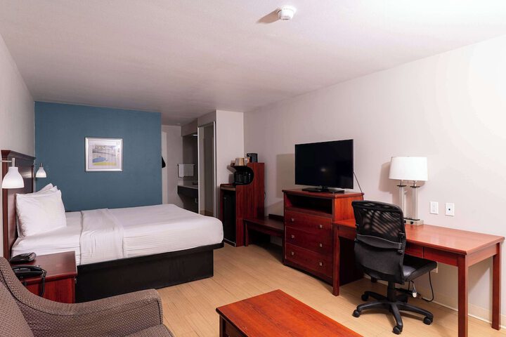 Room 11 of 28