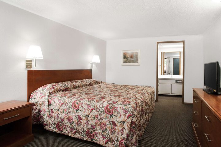 Room 9 of 16