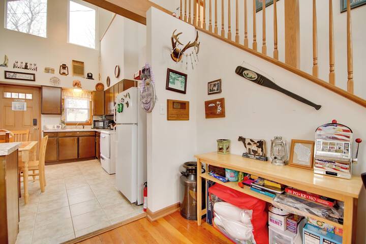 Twin Lakes Home - Walk to Lake Elizabeth!