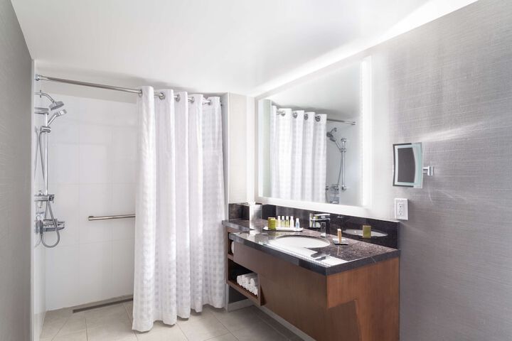 DoubleTree by Hilton Hotel & Suites Victoria