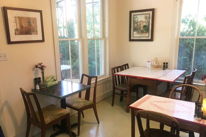 Hibiscus Coffee & Guesthouse
