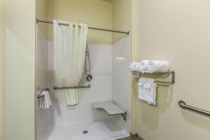 Cobblestone Inn & Suites at UW Stout Downtown Menomonie