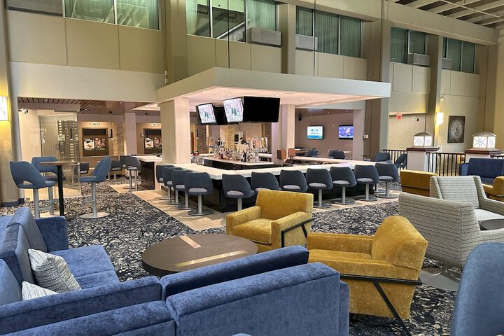 Lounge 71 of 76