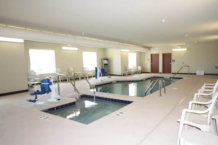 Cobblestone Hotel & Suites – Devils Lake