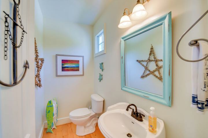 Bayfront White Stone Escape w / Private Beach!