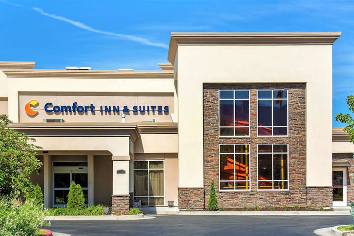 Comfort Inn & Suites Logan Near University