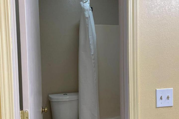 DELUXE INN