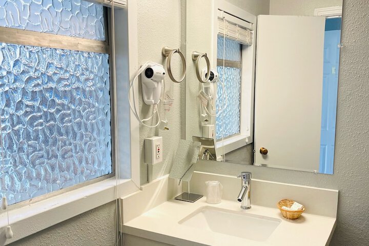Tides Inn & Suites
