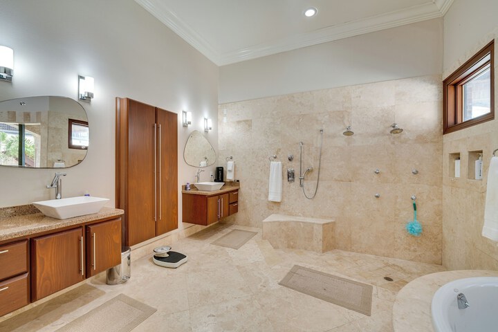 Groveland Home w / Pool: Luxurious Lakefront Oasis!
