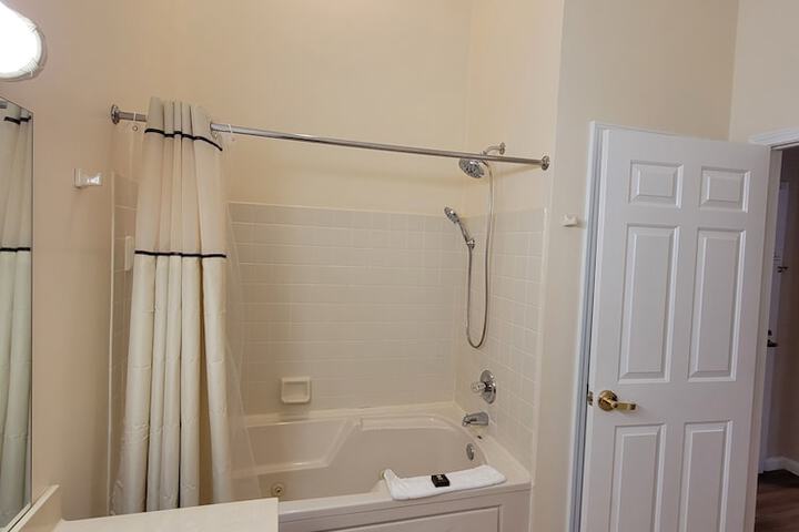 Grand Wood Suites
