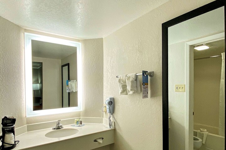 Room 16 of 20