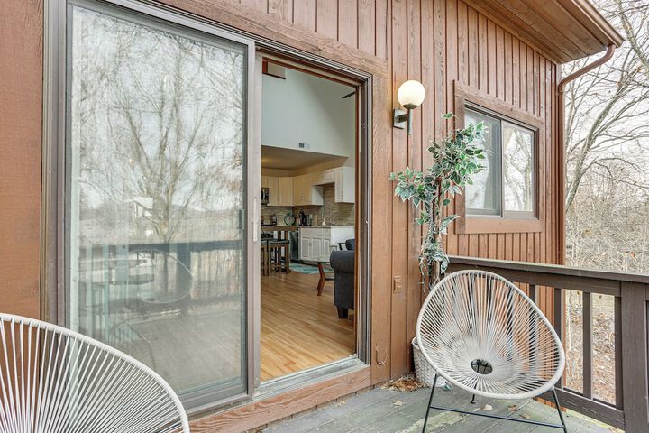 Vernon Township Condo w / Balcony Near Ski Lifts!