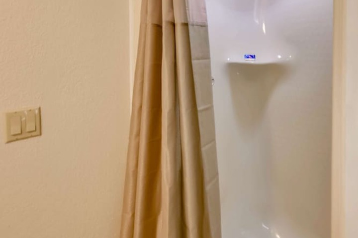 Room 25 of 29