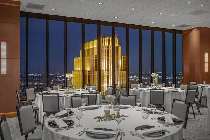 The Marquette Hotel Curio Collection by Hilton