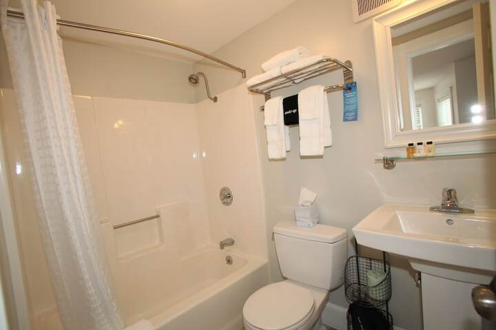 Glen Cove Inn & Suites