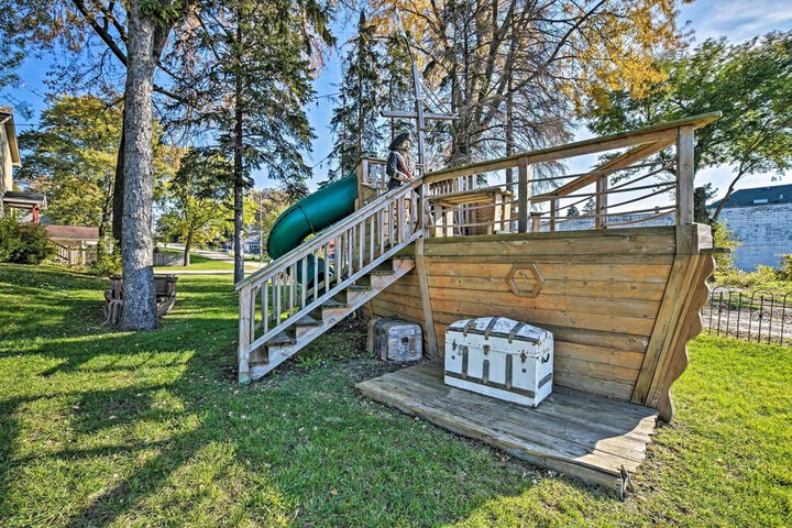 Lakefront Home w / Game Room Theater & Dock!