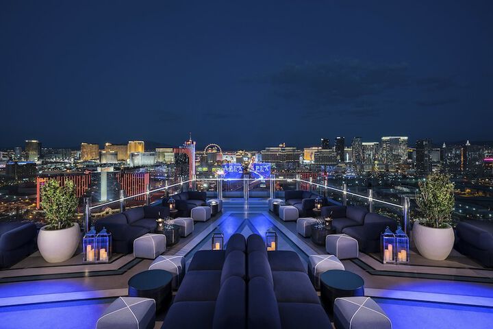 Lounge 105 of 129