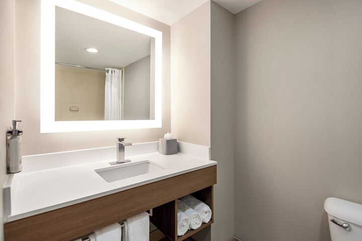 Holiday Inn Express Hotel & Suites Fredericksburg by IHG