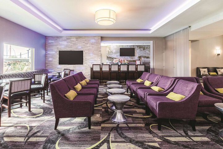 Lounge 54 of 58