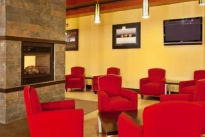 Lounge 25 of 27