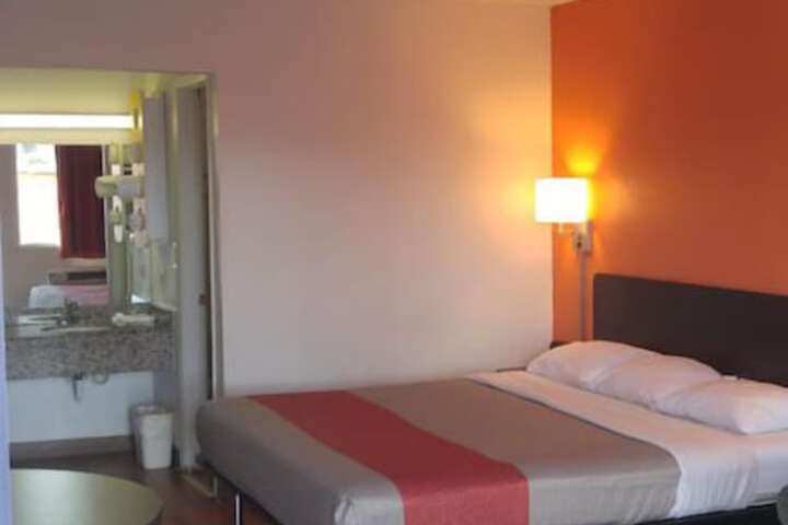Room 10 of 26