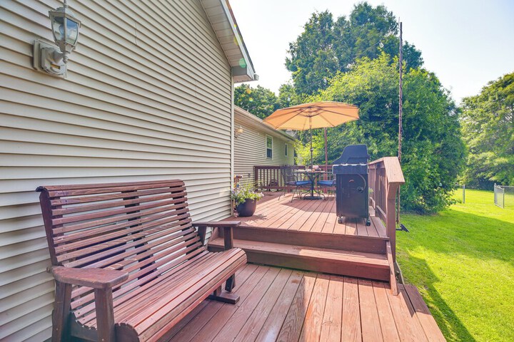 Family Getaway w / Deck: 3 Mi to Lake Champlain
