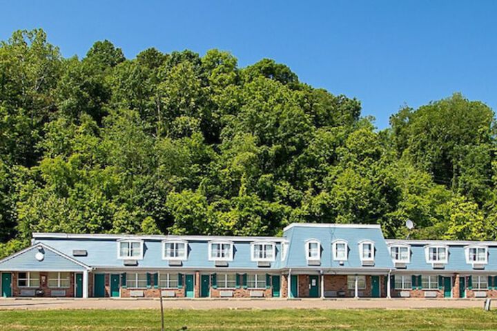 Country Squire Inn & Suites