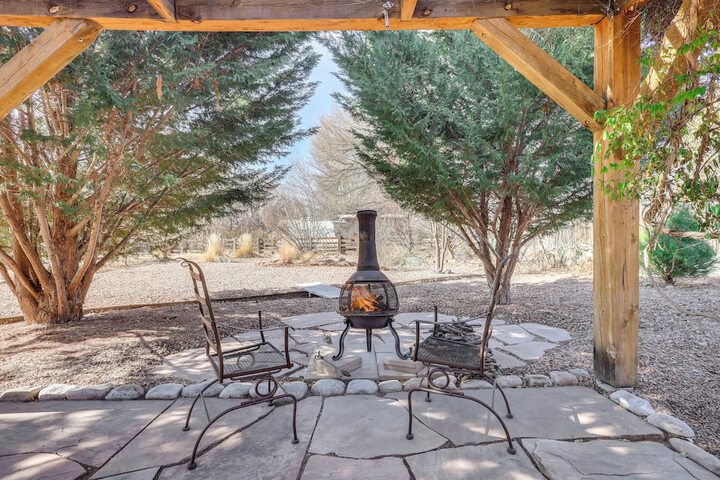 Artsy Studio w / Patio: 25 Mi to Santa Fe