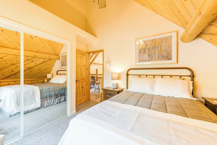 Mountain Cabin w / Hot Tub: 4 Mi to Shaver Lake!