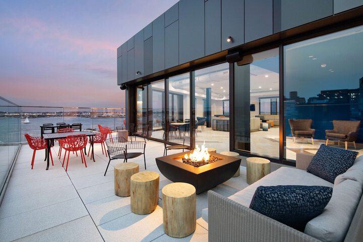 Lounge 55 of 78