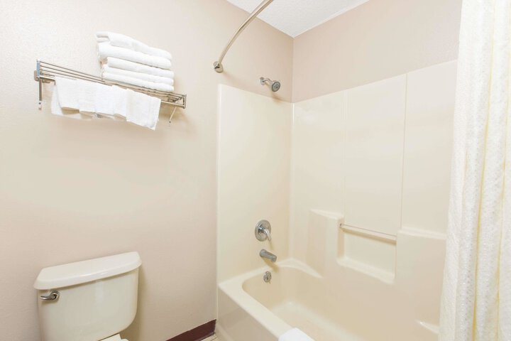 Super 8 by Wyndham Belleville