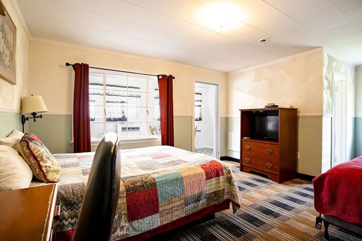 Lloyds on the River Country Inn by OYO
