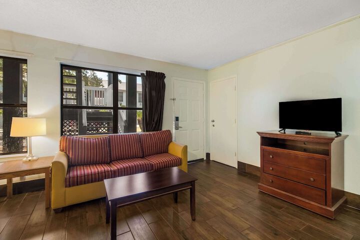 Room 32 of 46