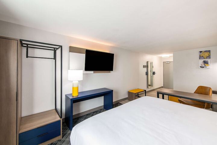 Room 10 of 14