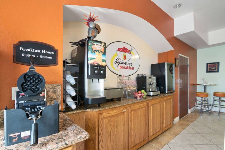 Super 8 by Wyndham Austin / Airport South
