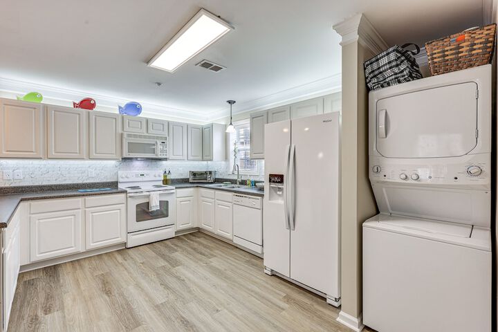Townhome w / Outdoor Pool & White Lake Access!