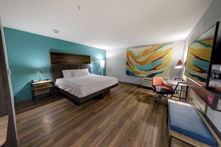 Room 17 of 28