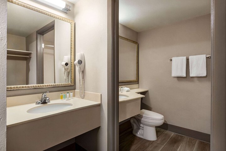 Room 34 of 47