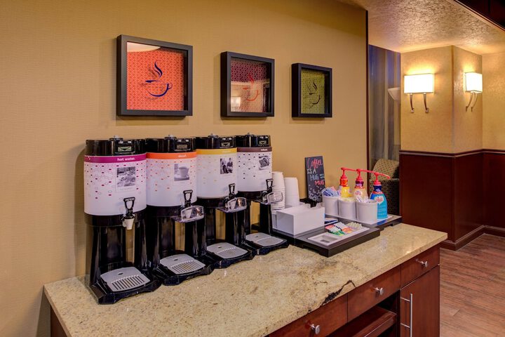 Hampton Inn & Suites Ontario