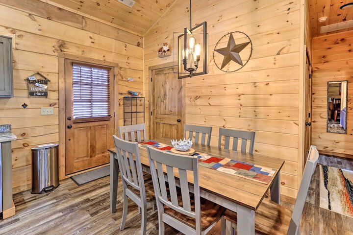 Coosawattee River Resort Cabin w / Private Hot Tub!